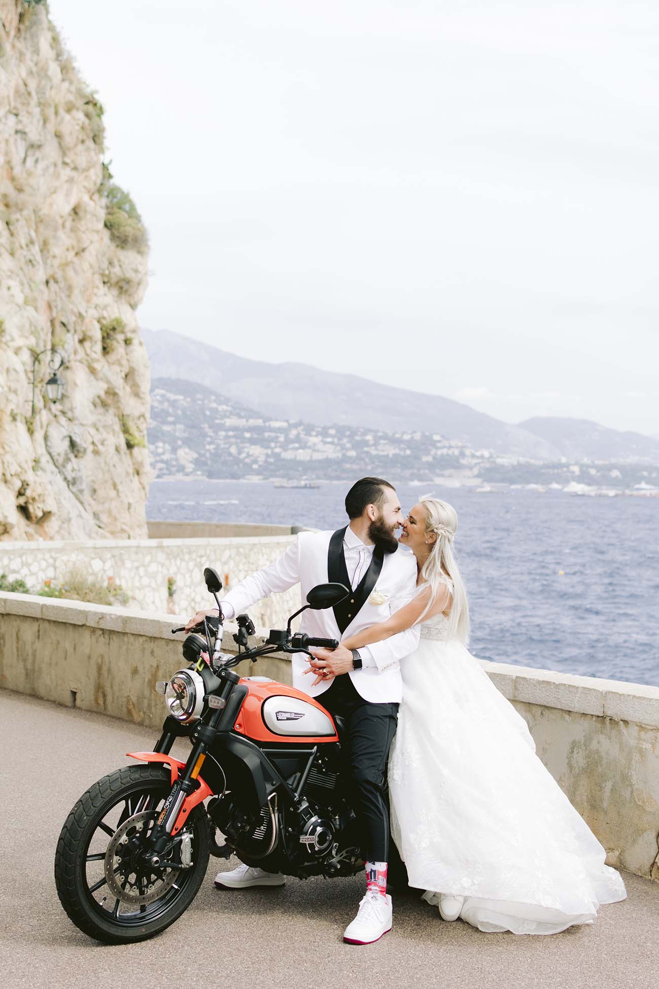 un wedding cake à coté d une robe de mariage